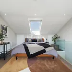 Central 4 Bedroom House With Garden In Battersea Close To Chelsea