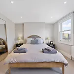Central 4 Bedroom House With Garden In Battersea Close To Chelsea